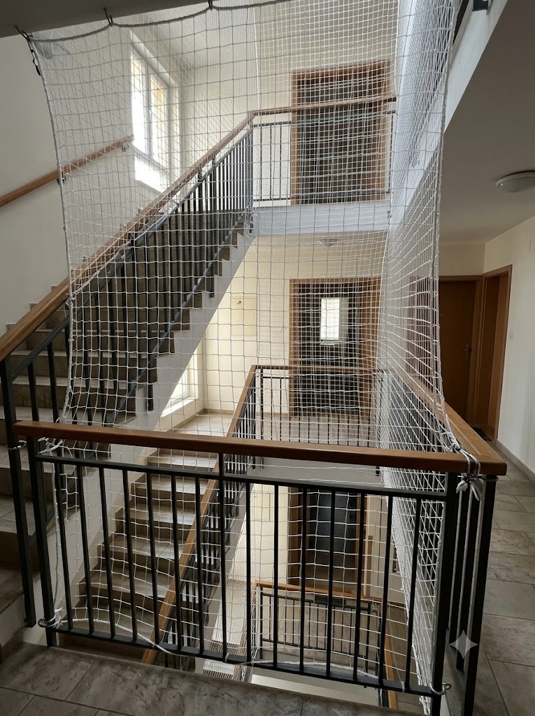 Staircase fall-arrest nets